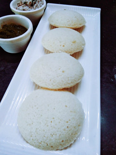 इंस्टेंट रवा इडली (Instant rava idli recipe in Hindi) रेसिपी मुख्य फोटो