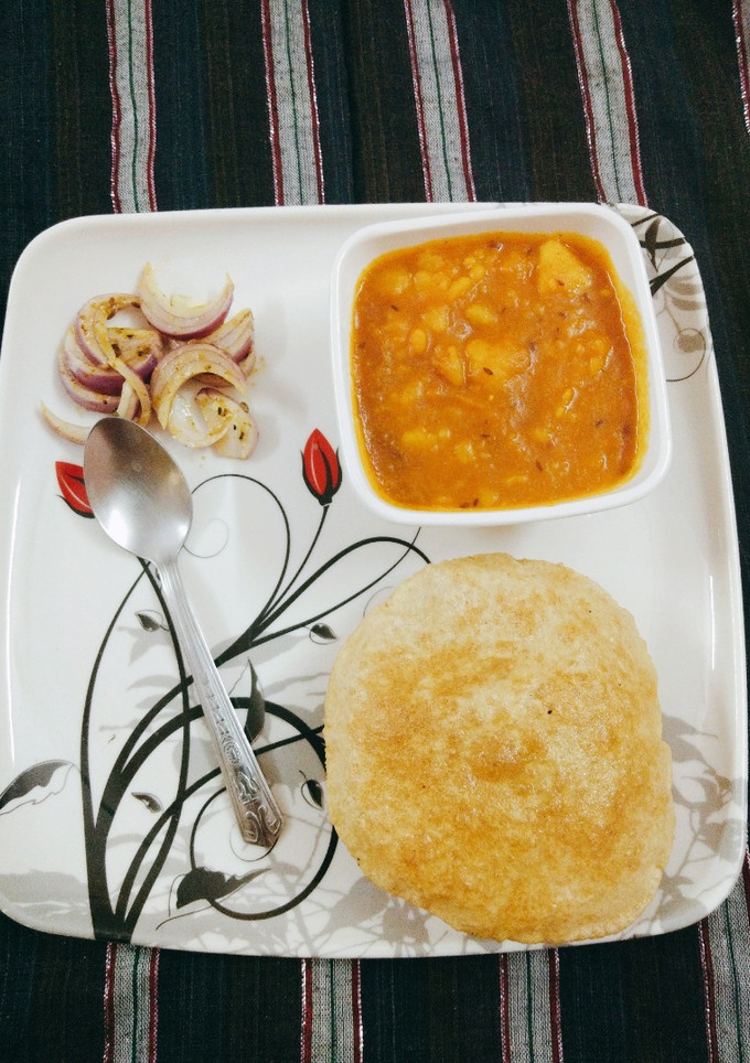 आलू पूरी (Aloo puri recipe in hindi) रेसिपी मुख्य फोटो