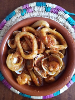 Una foto de Cazuela de calamares con almejas y gambas