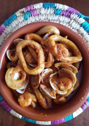 Una foto de Cazuela de calamares con almejas y gambas