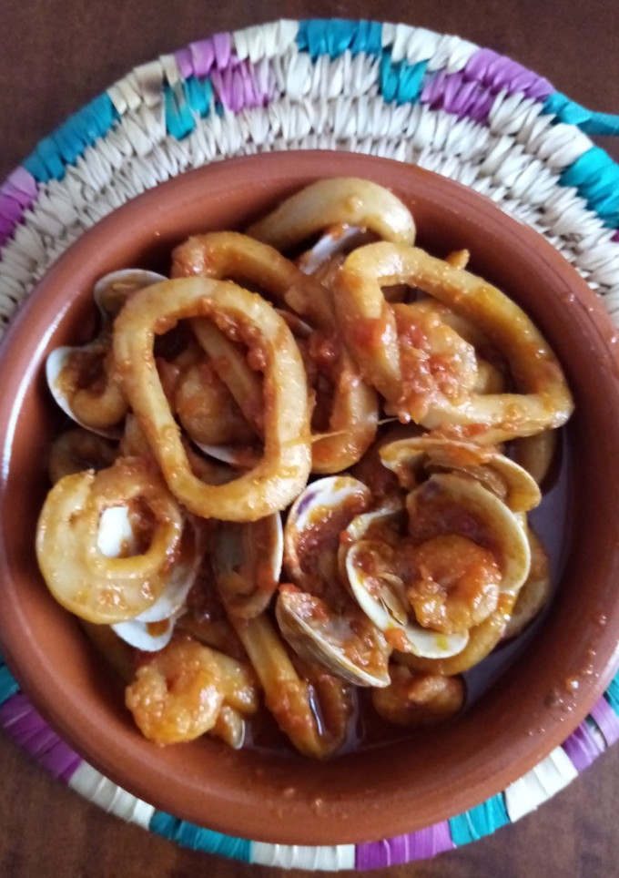 Una foto de Cazuela de calamares con almejas y gambas