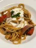 Spaghetti in padella 33 verdure di stagione grigliate e crema di parmigiano