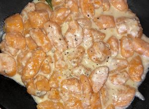 Una foto de Ñoquis de calabaza con salsa cuatro queso 🧀