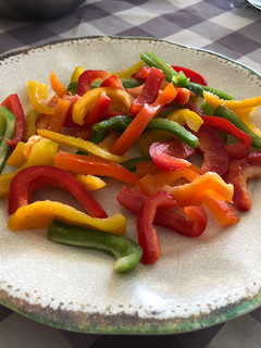 Una foto de Pimientos de 4 colores hechos ensalada