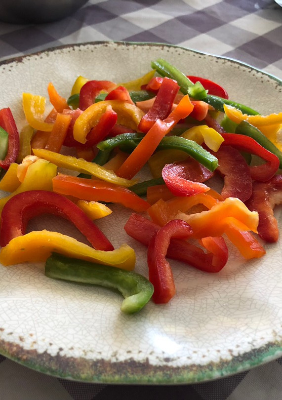 Una foto de Pimientos de 4 colores hechos ensalada
