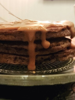 Una foto de 🥞 Pancakes esponjosos de banana🍌granizada🍫 con salsa de dulce de leche🥞
