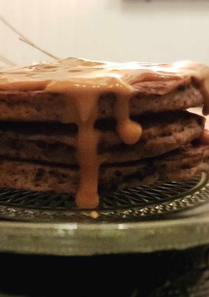 Una foto de 🥞 Pancakes esponjosos de banana🍌granizada🍫 con salsa de dulce de leche🥞