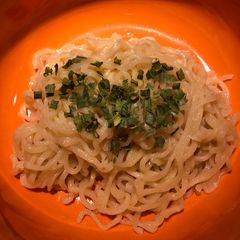 A picture of Garlic Ramen Noodles.