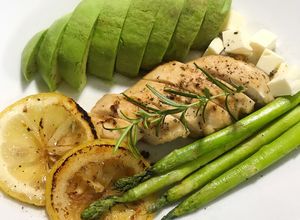 Hình của món Lemon Rosemary Chicken (Ức gà áp chảo sốt chanh vàng).