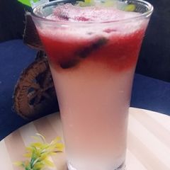 A picture of Watermelon lemonade 🍋🍋🍹🍷.