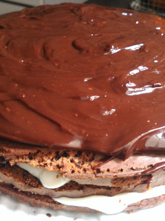 Una foto de Tarta de chocolate y nata con cobertura de ganaché