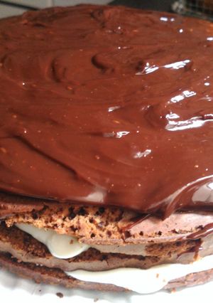 Una foto de Tarta de chocolate y nata con cobertura de ganaché