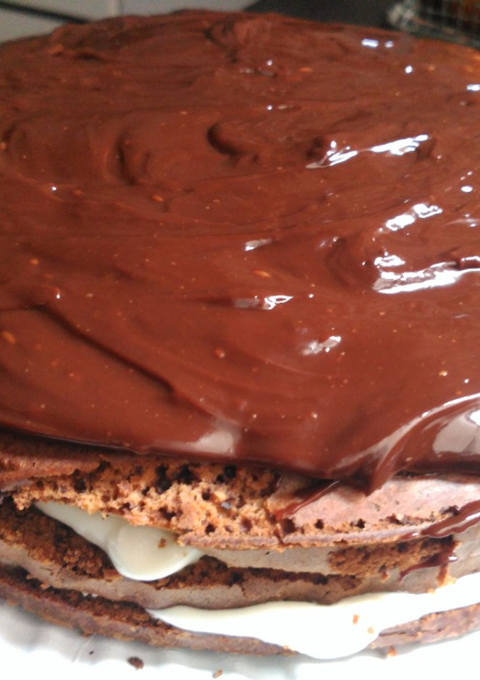 Una foto de Tarta de chocolate y nata con cobertura de ganaché