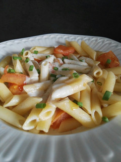 Una foto de Macarrones con crema de almendras y queso feta