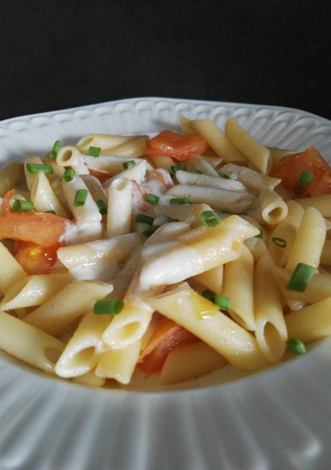 Una foto de Macarrones con crema de almendras y queso feta