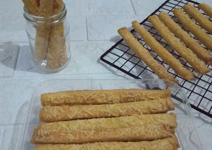 Cara Gampang Membuat Kaasstengels Cheese Stick, Enak Banget