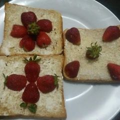 A picture of Strawberry On slice🍓🍞.