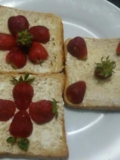 A picture of Strawberry On slice🍓🍞.