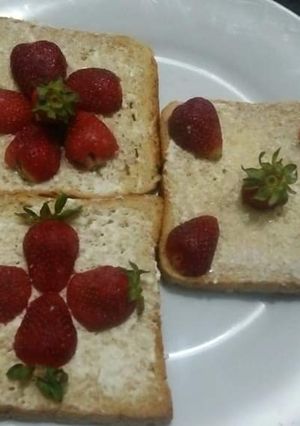 A picture of Strawberry On slice🍓🍞.