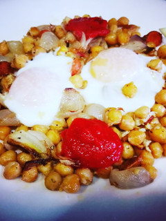 Una foto de Huevos sobre garbanzos con cebolla pochada - plato único