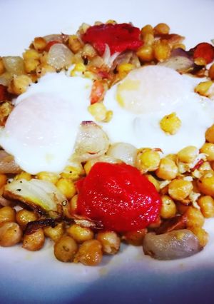 Una foto de Huevos sobre garbanzos con cebolla pochada - plato único