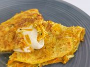 Una foto de omelette de zucchini