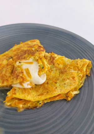 Una foto de "Omelette" de zucchini, calabaza y mozzarella