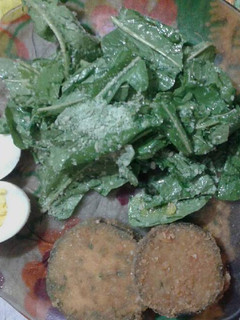 Una foto de Milanesa de berenjena con ensalada de rúcula