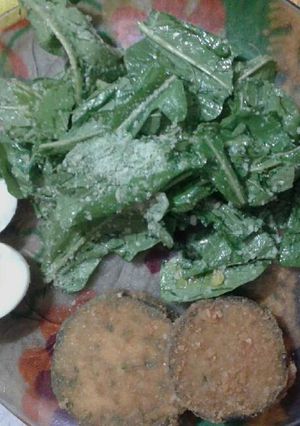 Una foto de Milanesa de berenjena con ensalada de rúcula