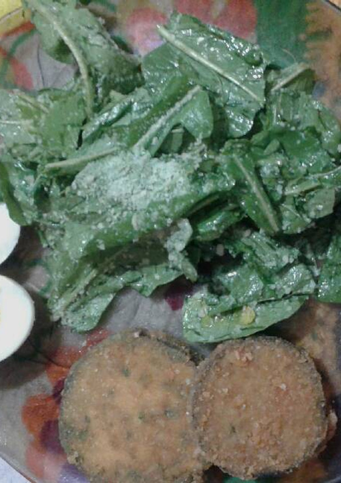 Una foto de Milanesa de berenjena con ensalada de rúcula