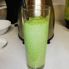 A picture of Supper smoothie 🥑 +🍌 + kale.