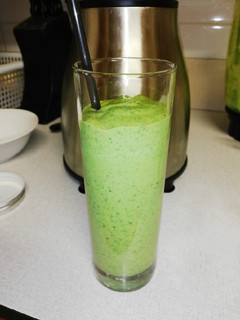 A picture of Supper smoothie 🥑 +🍌 + kale.