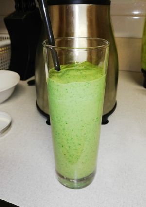 A picture of Supper smoothie 🥑 +🍌 + kale.