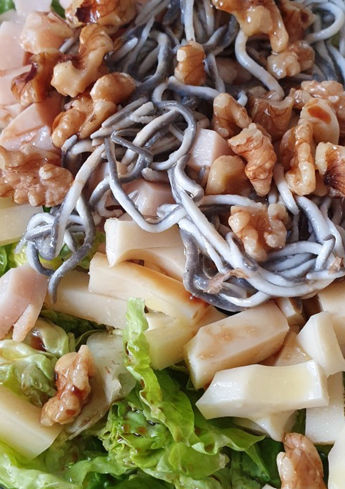 Una foto de Ensalada con gulas