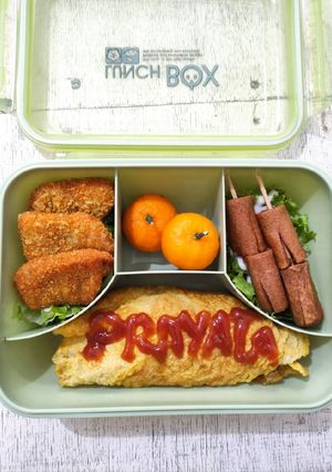 Foto resep Bekal Maksi Anak (Omurice, Sate Sosis, Salad Mayo, Nugget, Jeruk)
