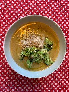 Una foto de Crema de brócoli con pollo y arbolitos de brócoli
