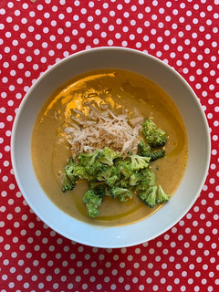 Una foto de Crema de brócoli con pollo y arbolitos de brócoli