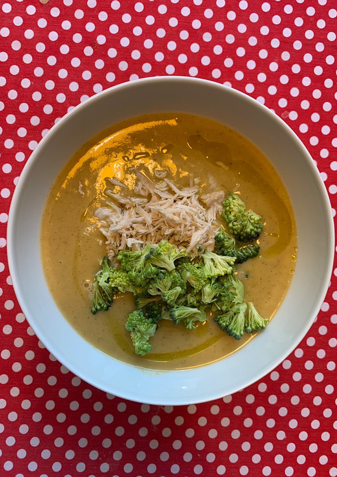 Una foto de Crema de brócoli con pollo y arbolitos de brócoli
