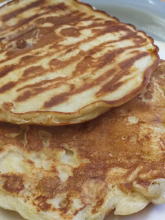 Una foto de Hotcakes de plátano con manjar