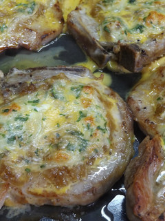 Una foto de Chuletas de cerdo gratinadas con queso al aroma de limón