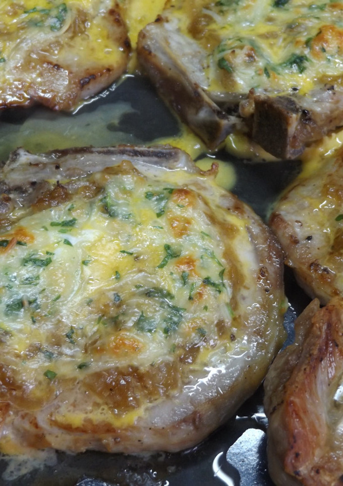 Una foto de Chuletas de cerdo gratinadas con queso al aroma de limón