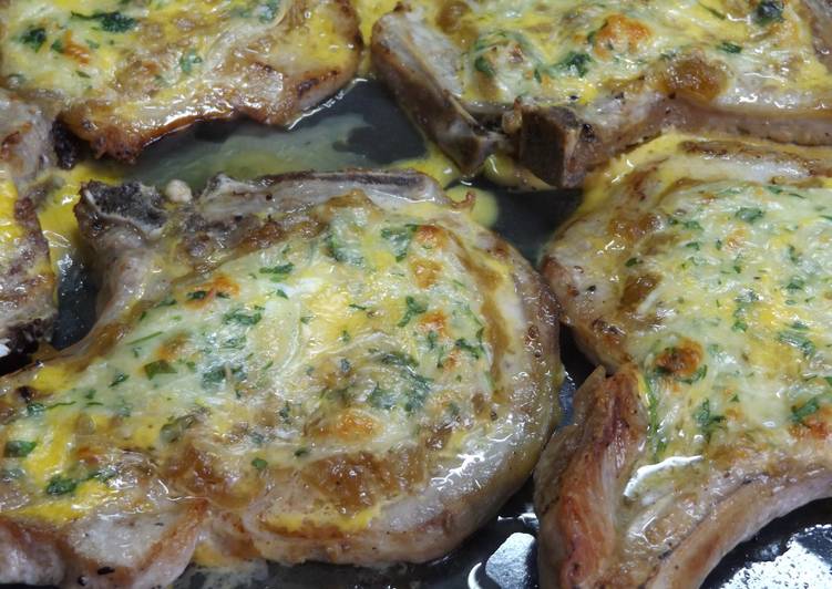 Chuletas de cerdo gratinadas con queso al aroma de limón