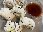 Una foto de sushi kanikama