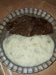 Una foto de Bife a la plancha con puré