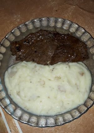 Una foto de Bife a la plancha con puré
