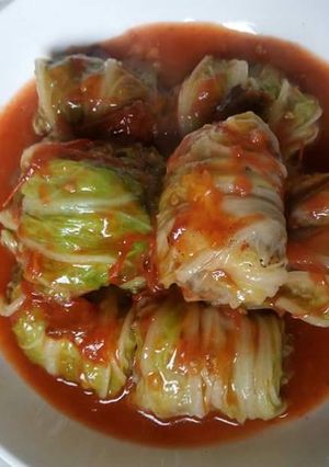 Hình của món Cải thảo cuộn thịt sốt cà chua.