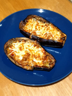 Una foto de Berenjenas con tomate y queso en Airfryer