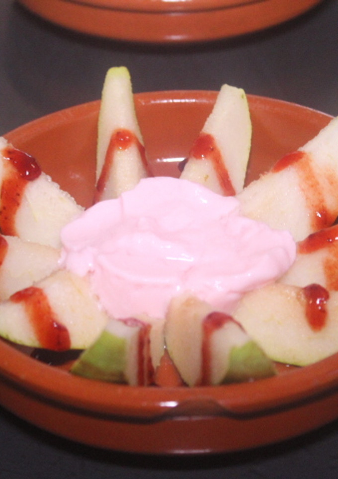 Una foto de Peras con yogurt de fresa