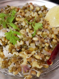 ஸ்ப்ரவுட்ஸ் சுண்டல் செய்முறை முக்கிய புகைப்படம்