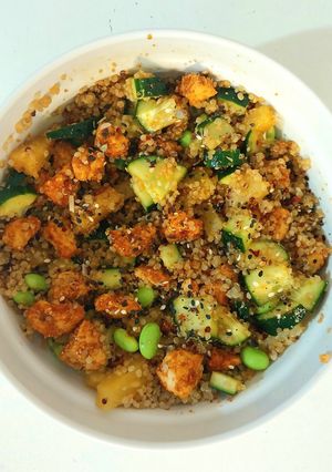 Una foto de Poke bowl vegano de quinoa y tofu